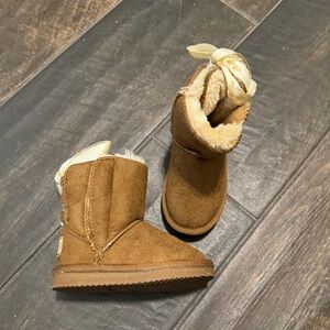 EUC Apres by Lamo Girls Bowyn Ribbon Boots